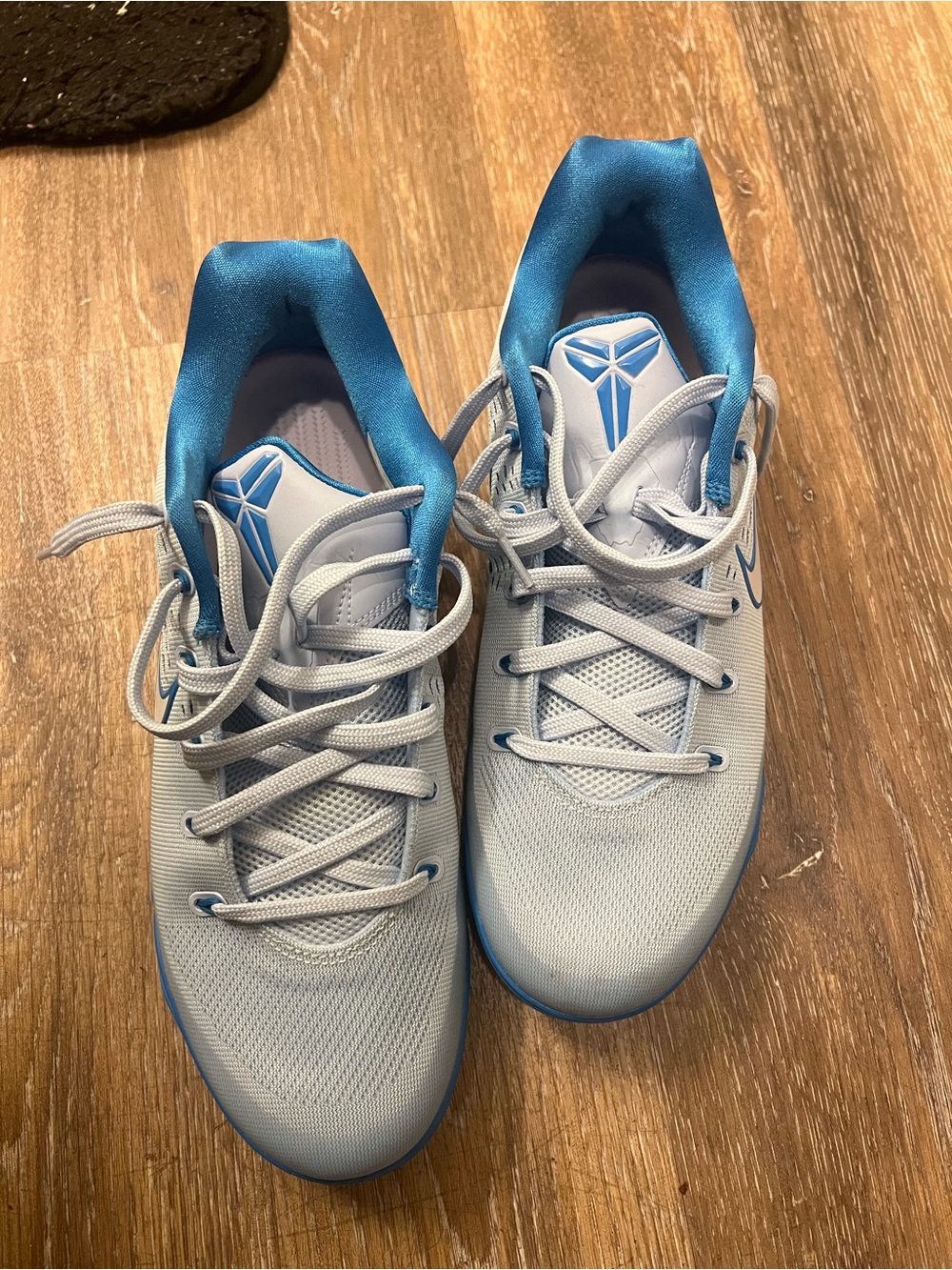 Nike Men's Light blue and electric Kobe Low-Top Basketball Sneakers